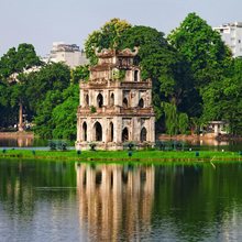 Circuit Vietnam – Cambodgia - Hanoiul este un oras verde impanzit de copaci foarte vechi si, ca un lucru rar intalnit in lume, strazile si trotuarele se construiesc in jurul copacilor. Nici unul nu se taie. Daca este la mijlocul trotuarului atunci trebuie sa il ocolesti